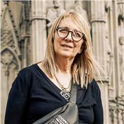 Soy profesora de lenguas extranjeras, español, francés e inglés. Tengo experiencia de más de 30 años en escuelas e institutos de lenguas extranjeras para adultos, también cuento con una experiencia de tres años dando clases en línea. Resido en Barcelona